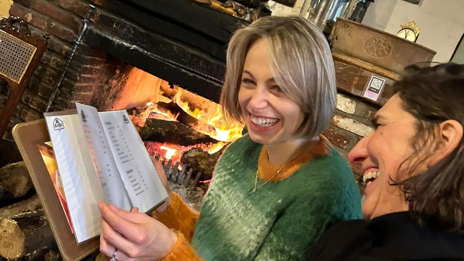 Collega's maken verbinding op het werk