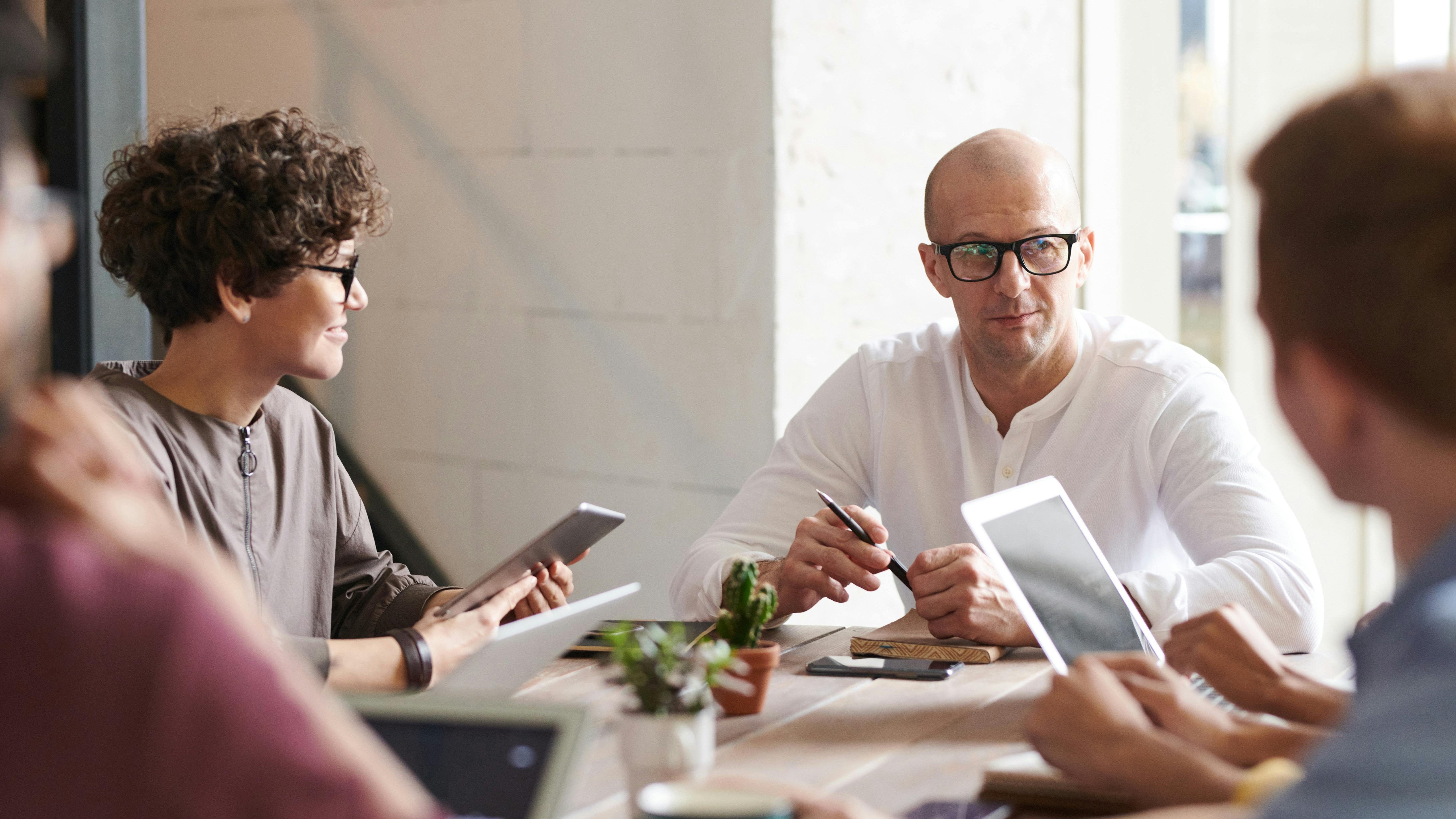 Verschillende generaties in gesprek rond een tafel