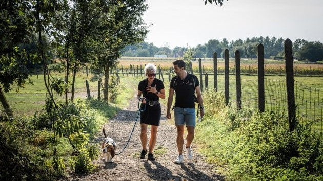 Isabel en haar hond met Brecht op wandel