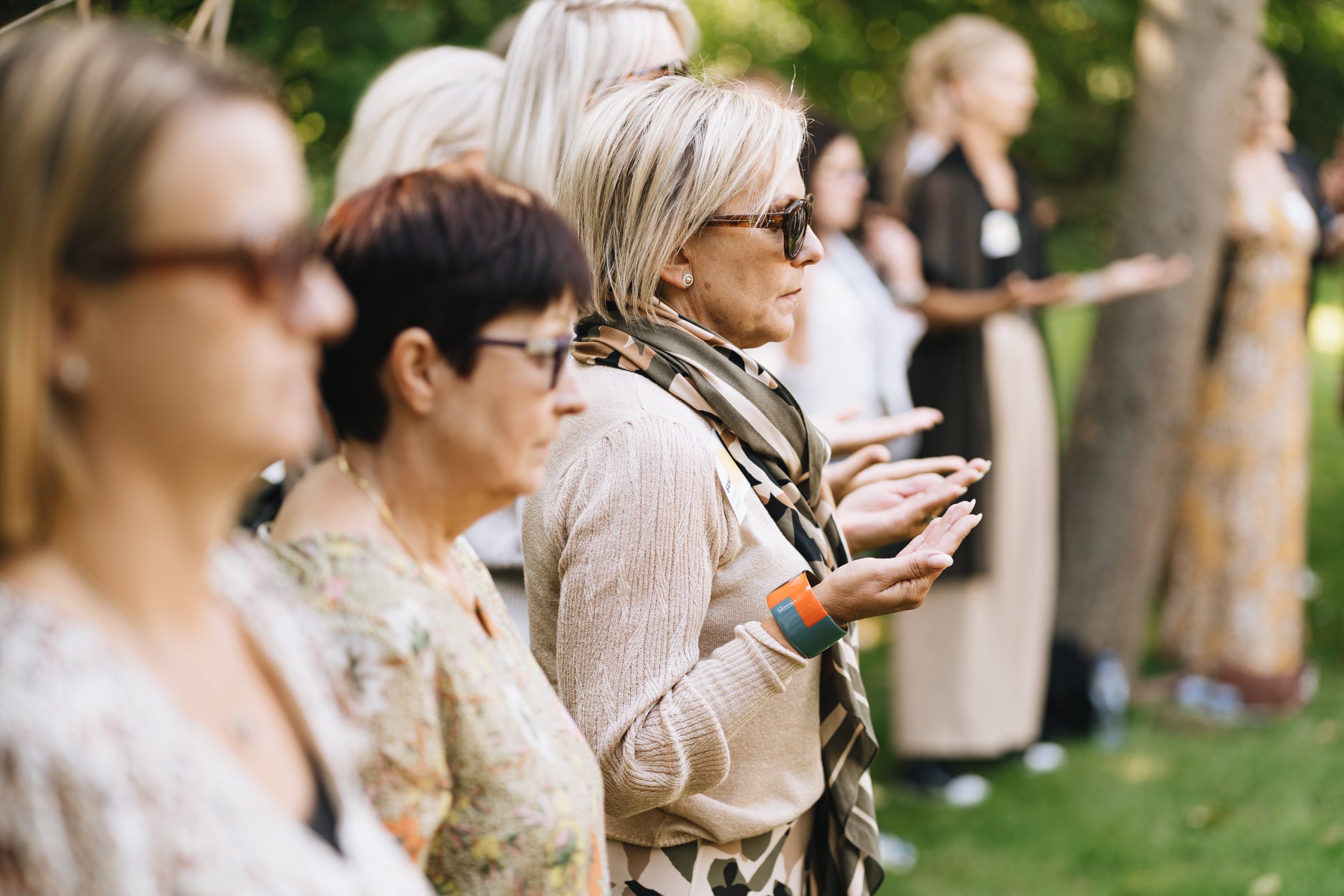 Een groep collega's doet ademhalingsoefeningen