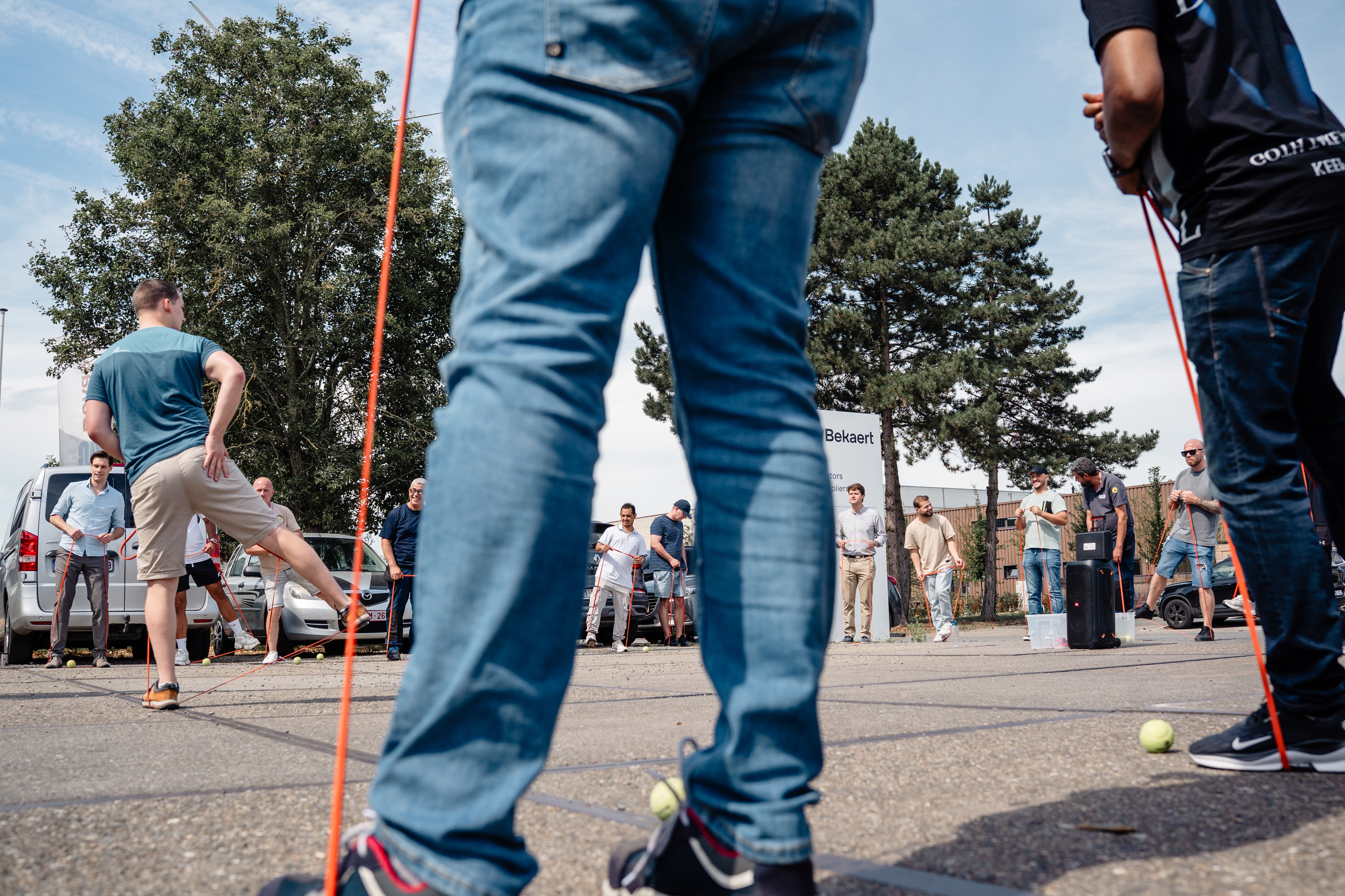 Een groepje collega's doen een oefening met een weerstandsband