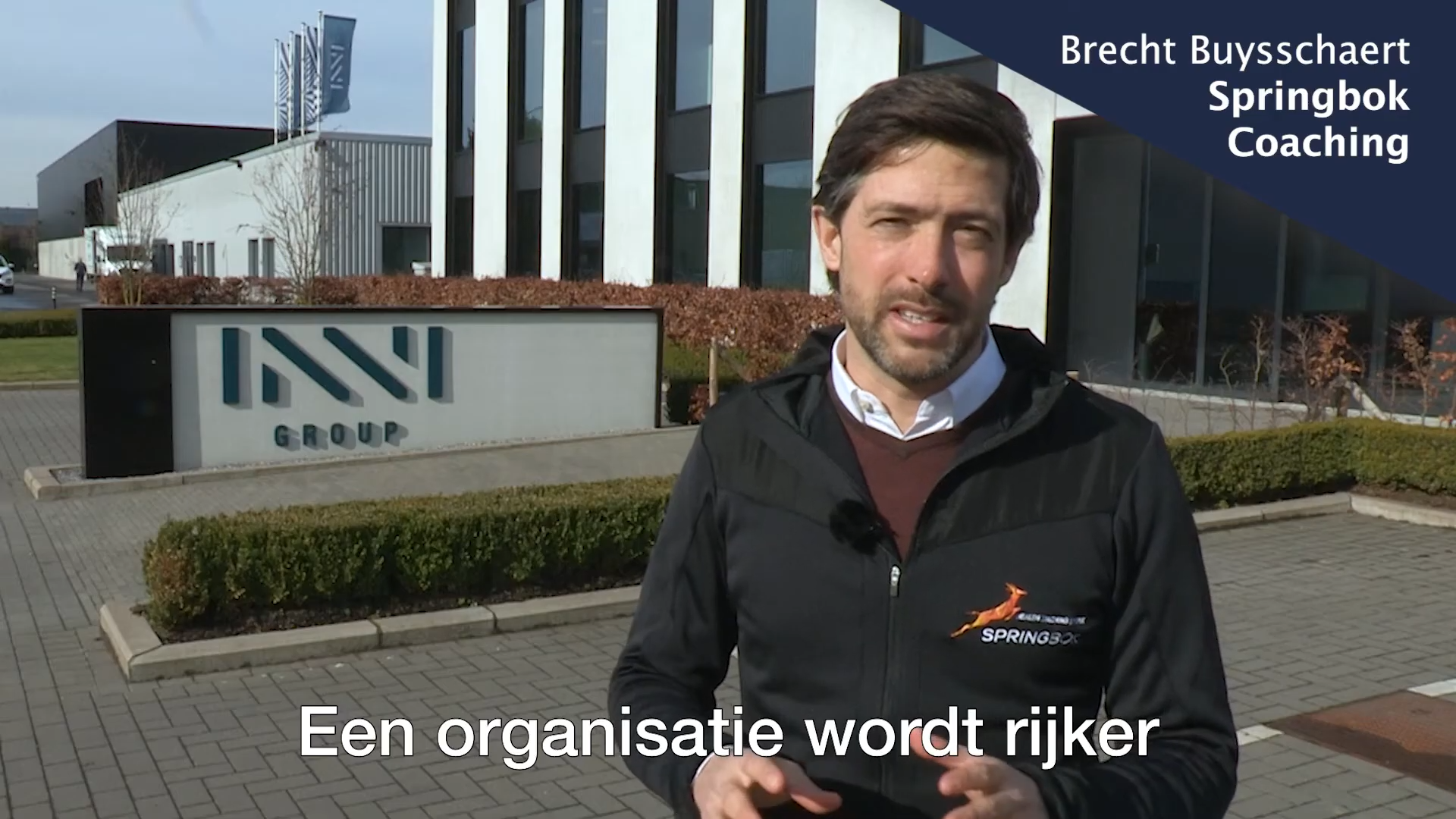 Video laden: Organisaties die inzetten op het welzijn van hun medewerkers zijn beter af! Auteur Brecht Buysschaert verteld waarom en hoe zijn nieuwe boek Whealthy workplaces tot stand is gekomen.