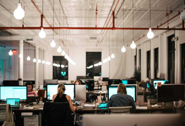 Een kantoorruimte met computers en medewerkers