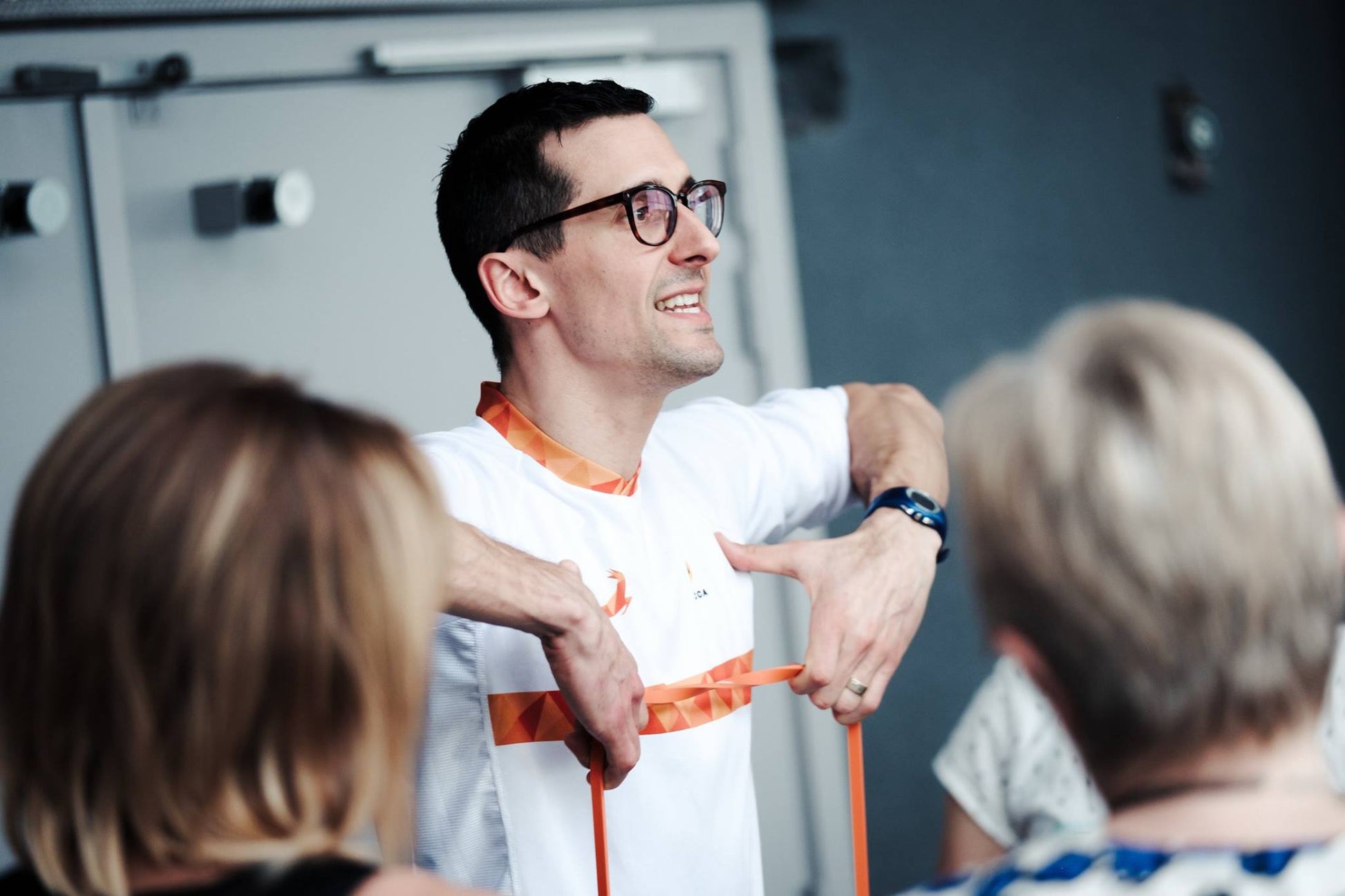 Coach doet een oefening voor