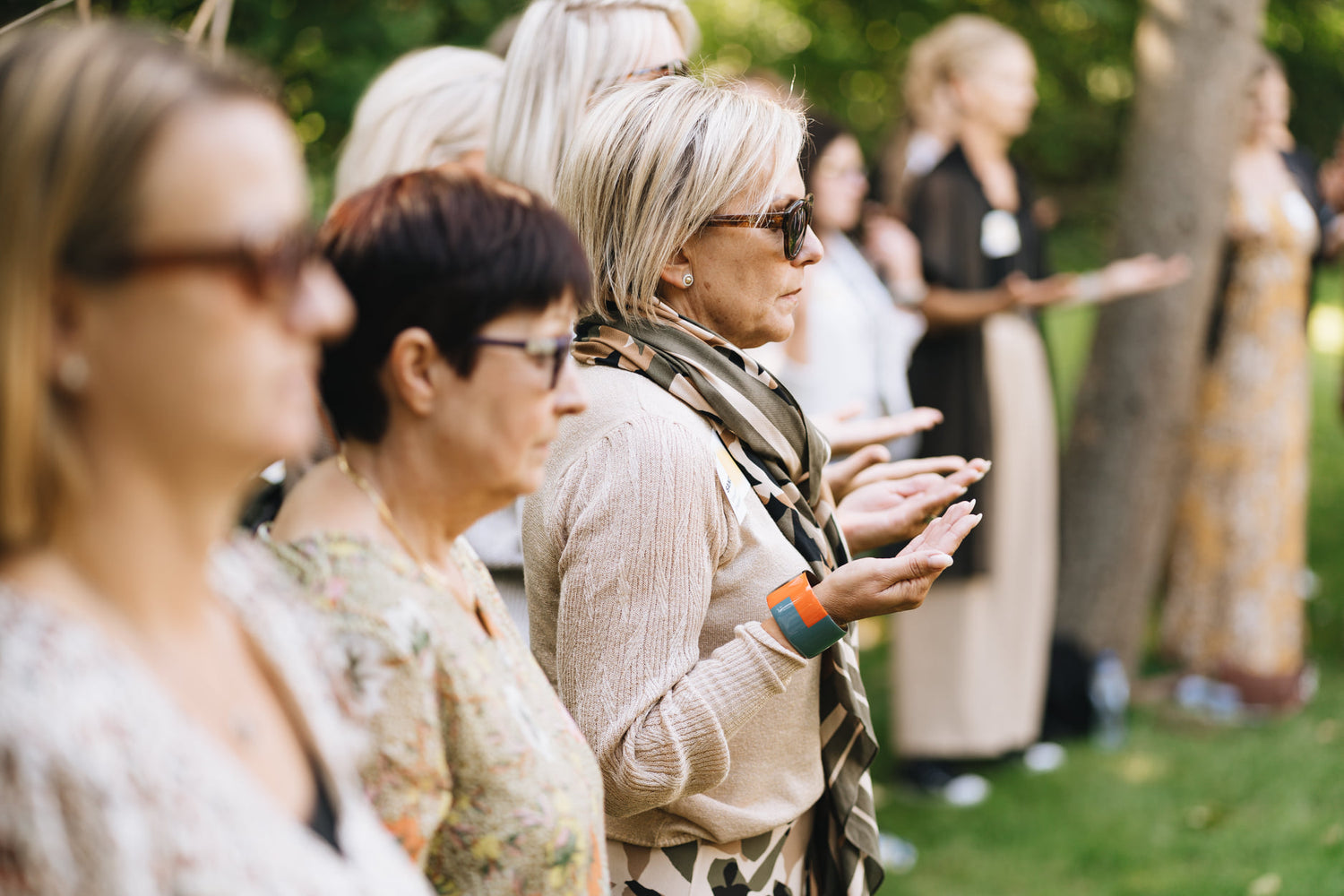 Een groep collega's doet ademhalingsoefeningen