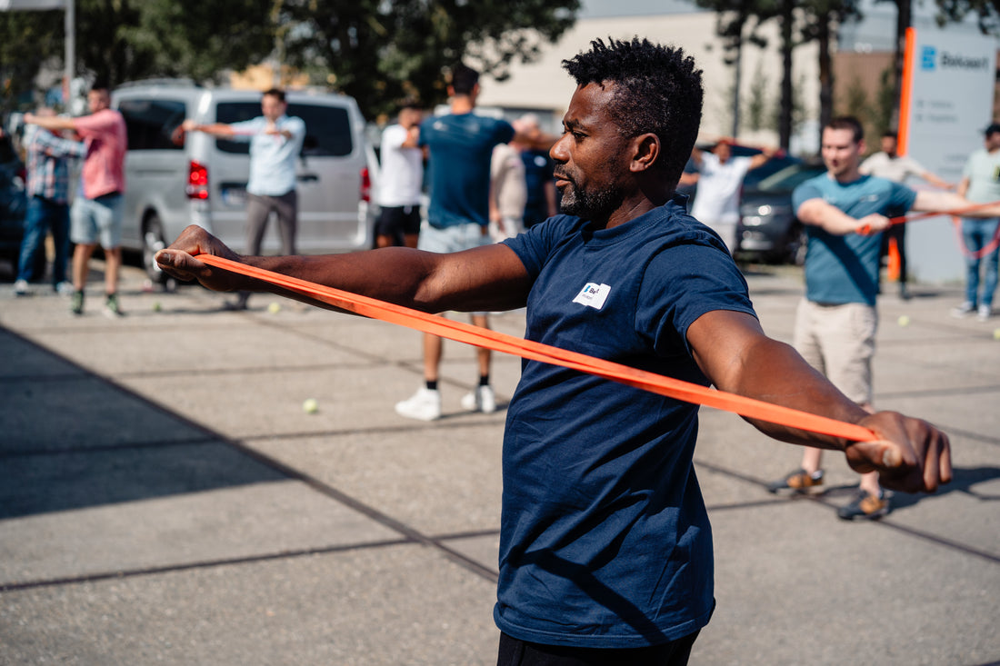 Zoom in op een collega die een oefening met een weerstandsband uitvoert