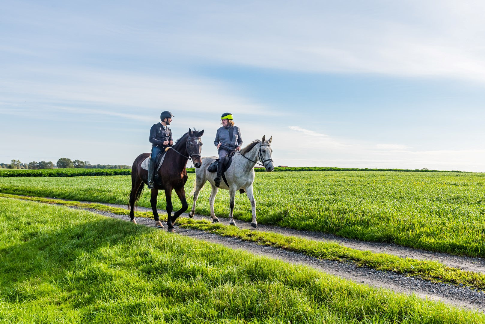 Brecht en zijn gesprekspartner op een paard