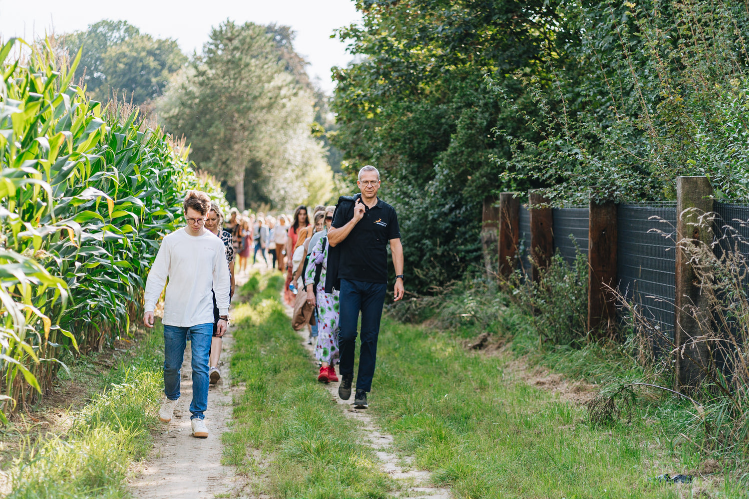 Deelnemers wandelen door de natuur