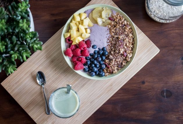 Een ontbijtbowl met een koffie