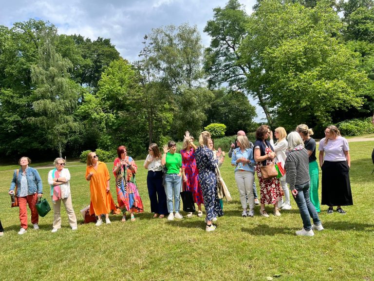 Groep collega's in de zon op het gras