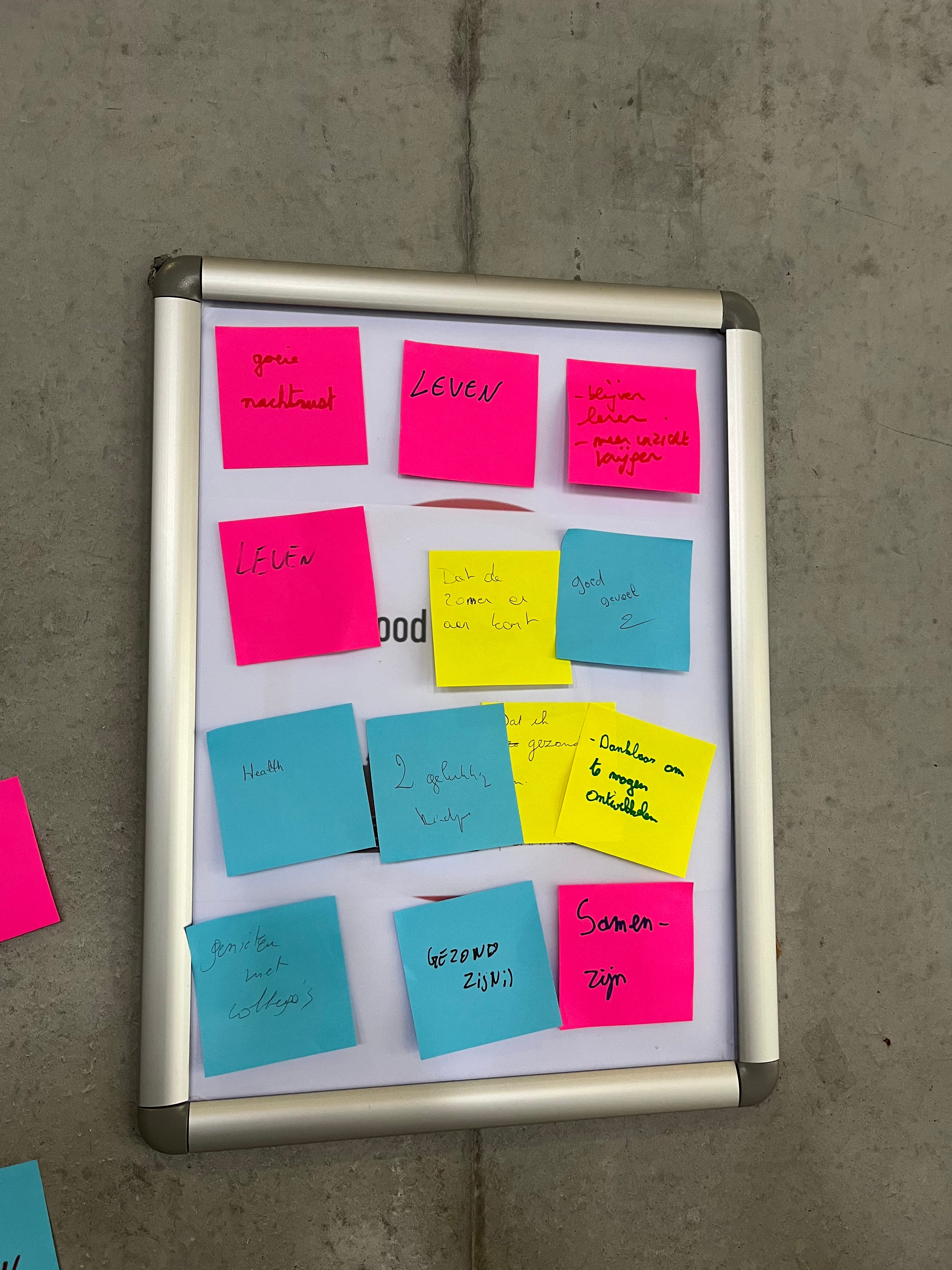 Post-its met keywords die deelnemers energie geven