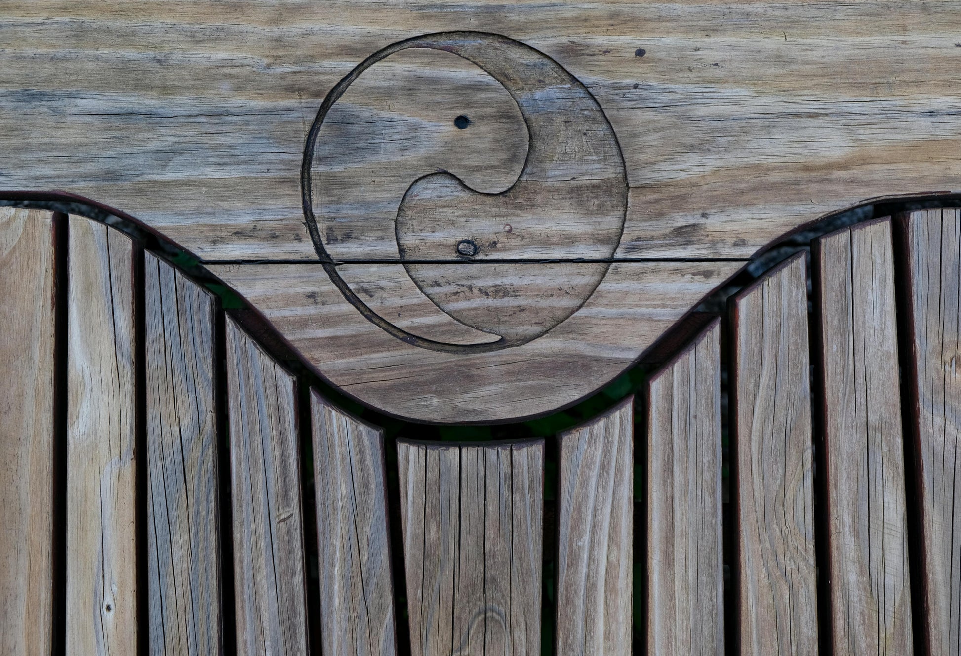 Symbool yin/yang gegraveerd in hout