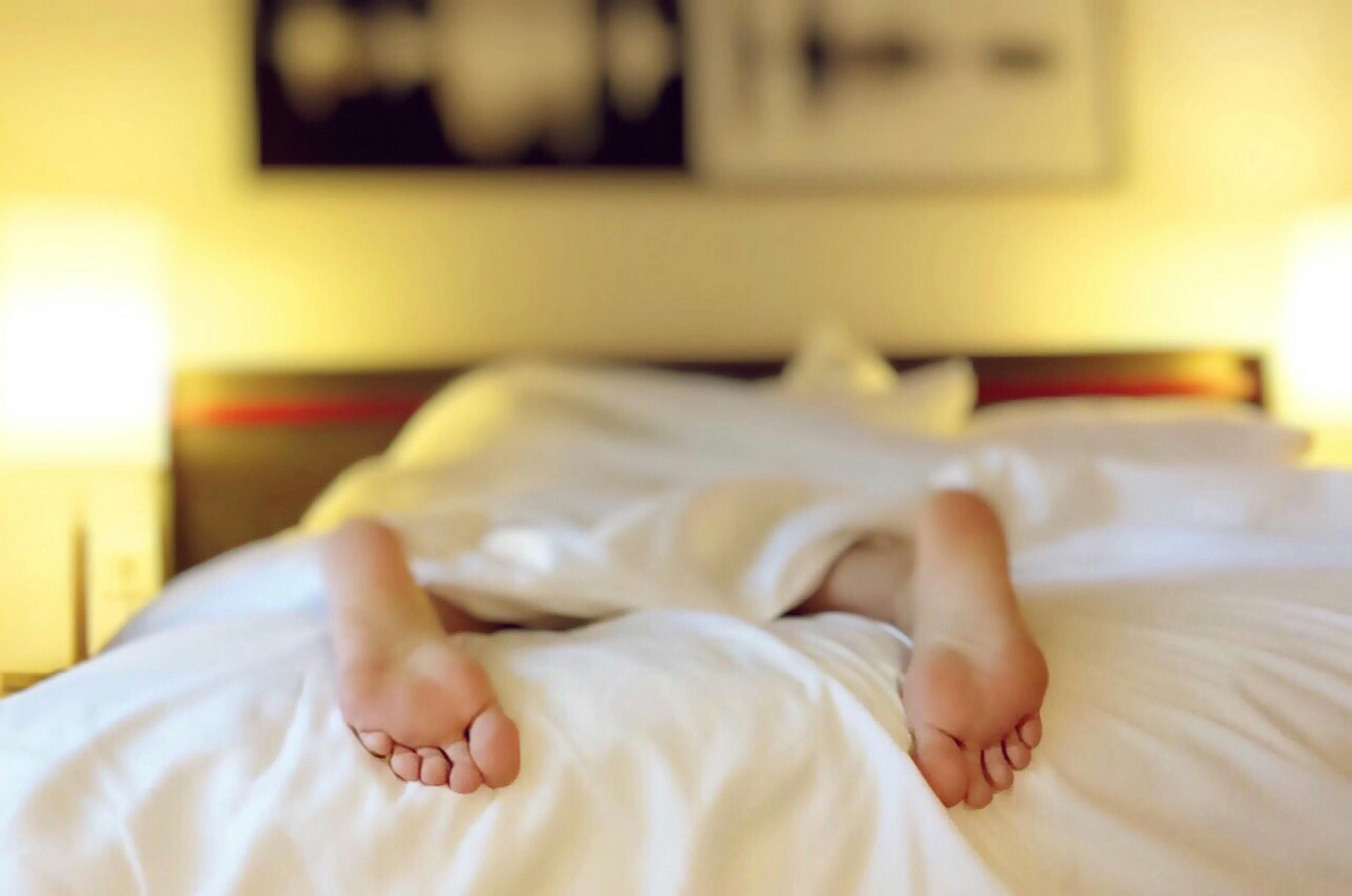 Voeten van een persoon die in bed ligt