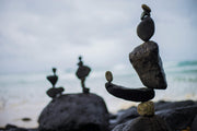 Een stapel stenen met de zee op de achtergrond