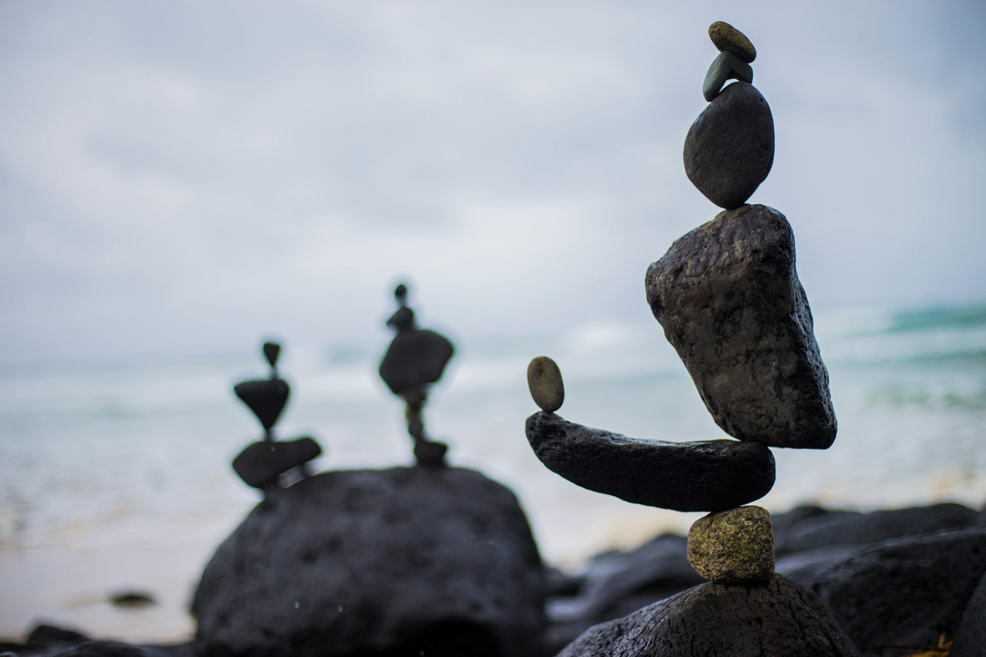 Een stapel stenen met de zee op de achtergrond