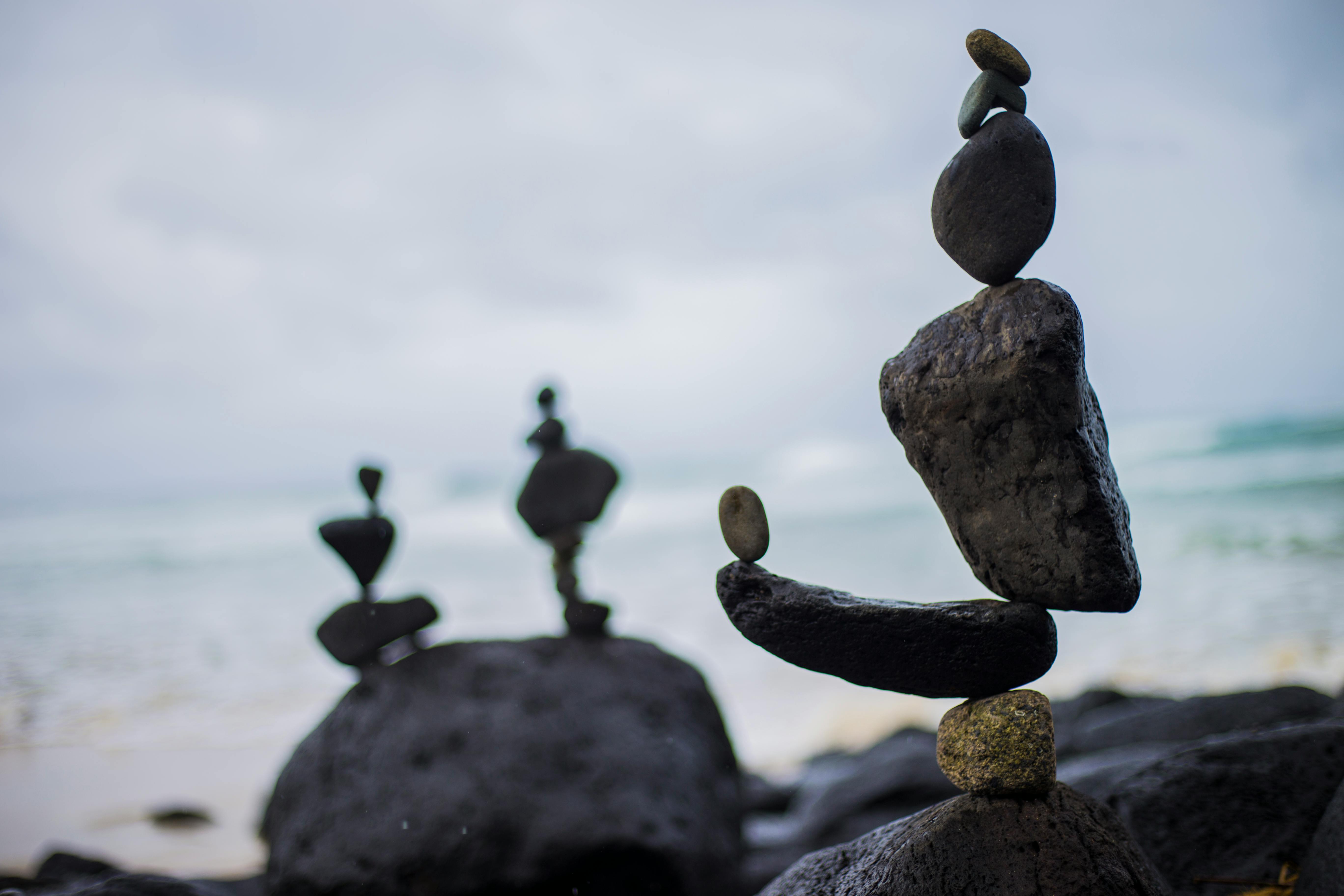Een stapel stenen met de zee op de achtergrond